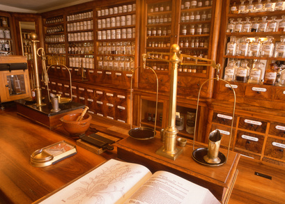 Apotheke mit Holzregalen