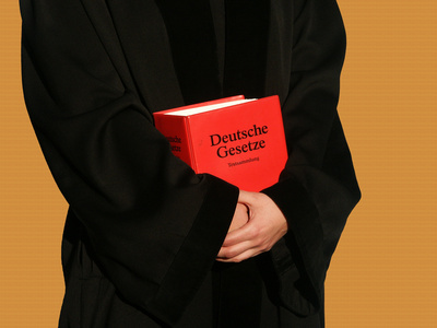 Rechtsanwalt mit Gesetzesbuch