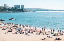 unknown persons enjoying on beach © Luis Villasmil 