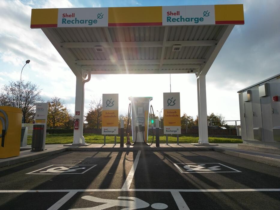 Bilder Shell Recharge Charging Station