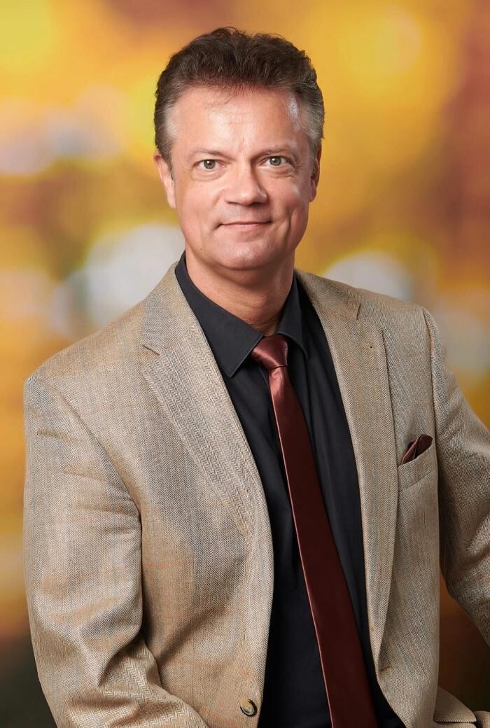 Christian Germaine, Spiritueller Lebensberater, Hypnose-Coach, Lehrer, Musiker und Autor, bekannt durch TV und Medien Logo