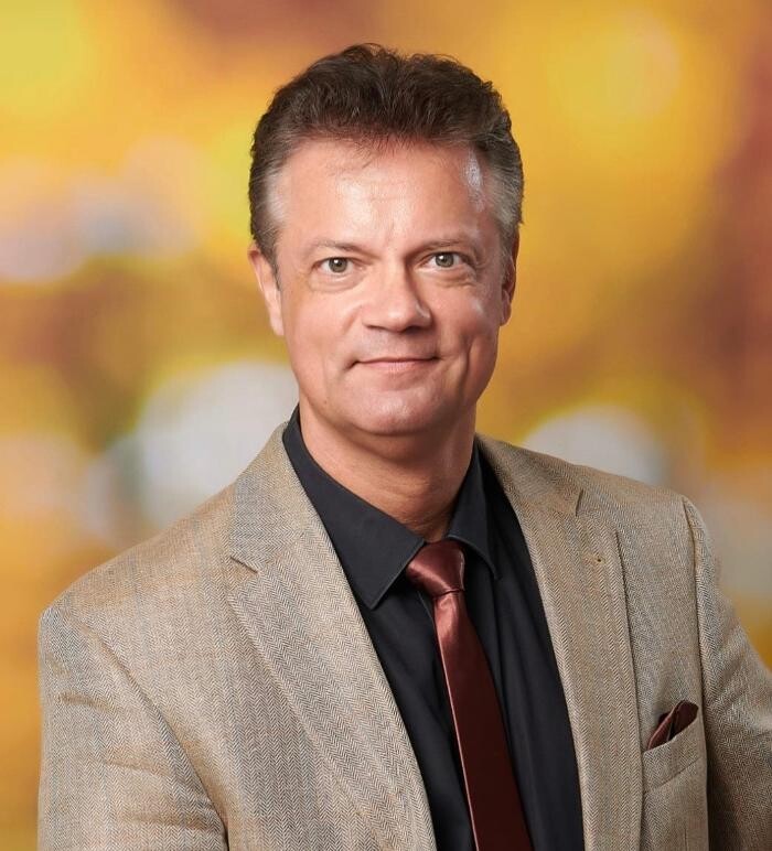 Bilder Christian Germaine, Spiritueller Lebensberater, Hypnose-Coach, Lehrer, Musiker und Autor, bekannt durch TV und Medien