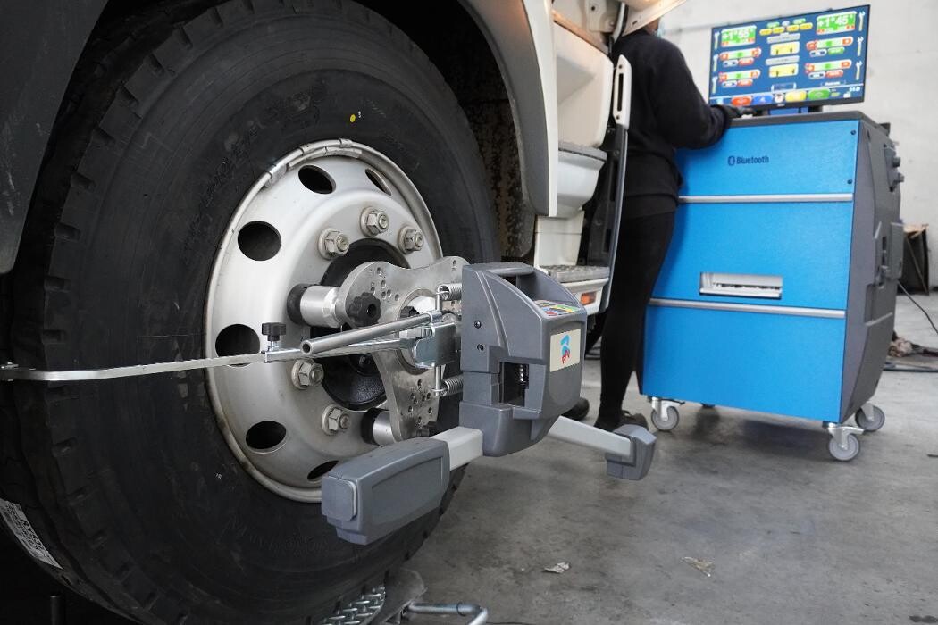Images MSB Mobile Truck Tyres & Wheel Alignment Truganina