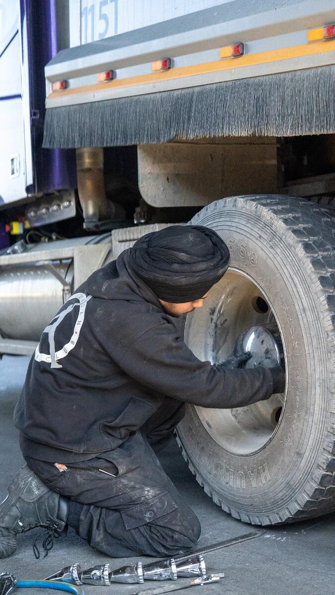 Images MSB Mobile Truck Tyres & Wheel Alignment Truganina