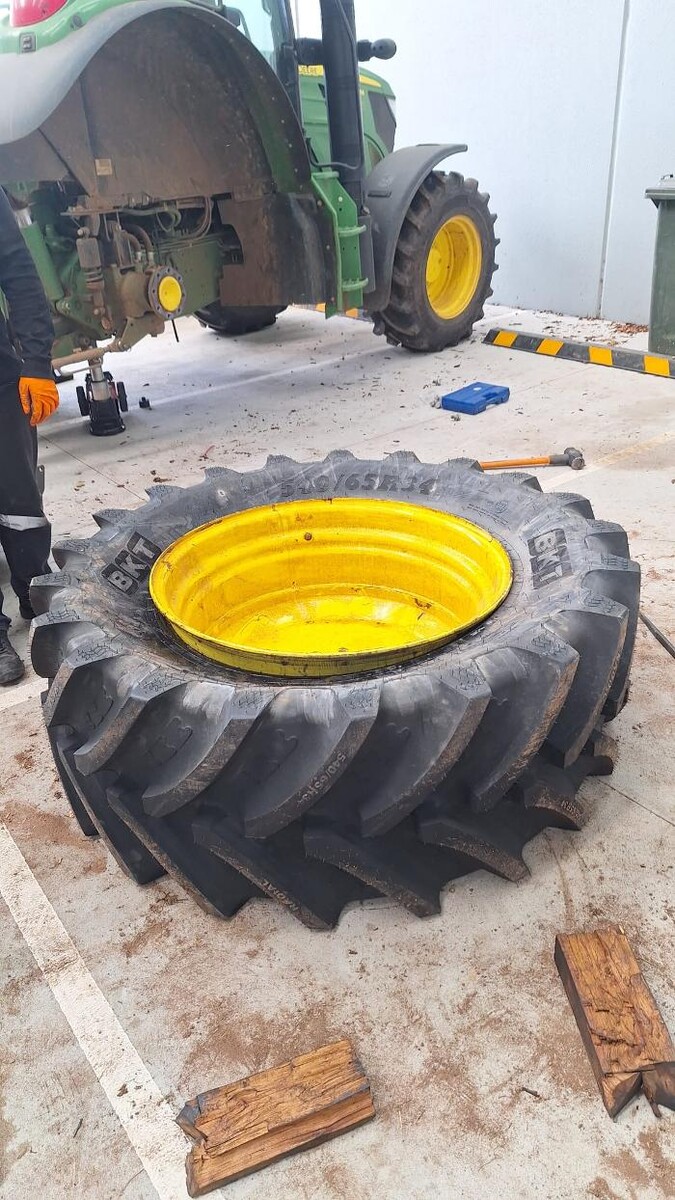 Images MSB Mobile Truck Tyres & Wheel Alignment Truganina