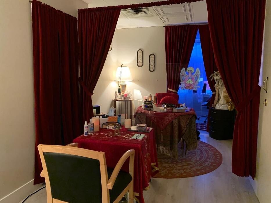 Images Psychic Gina & Psychic Dolores