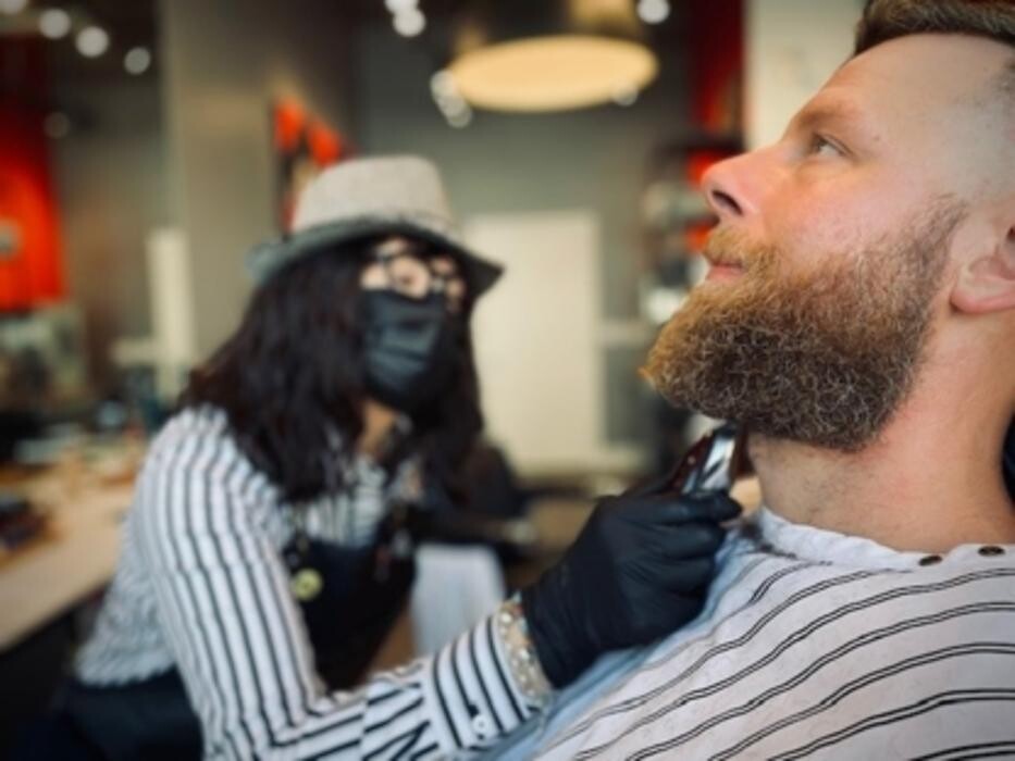 Images The Gentlemen's Cave Elegant Barbershop - Sidney