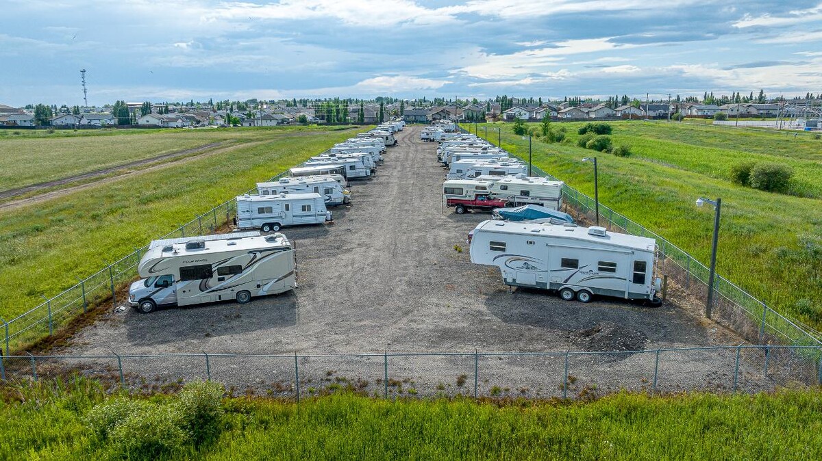Images Crystal Lake RV Compound