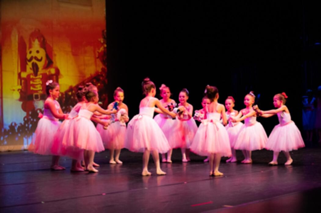 Images Enana Ballet Academy Canada