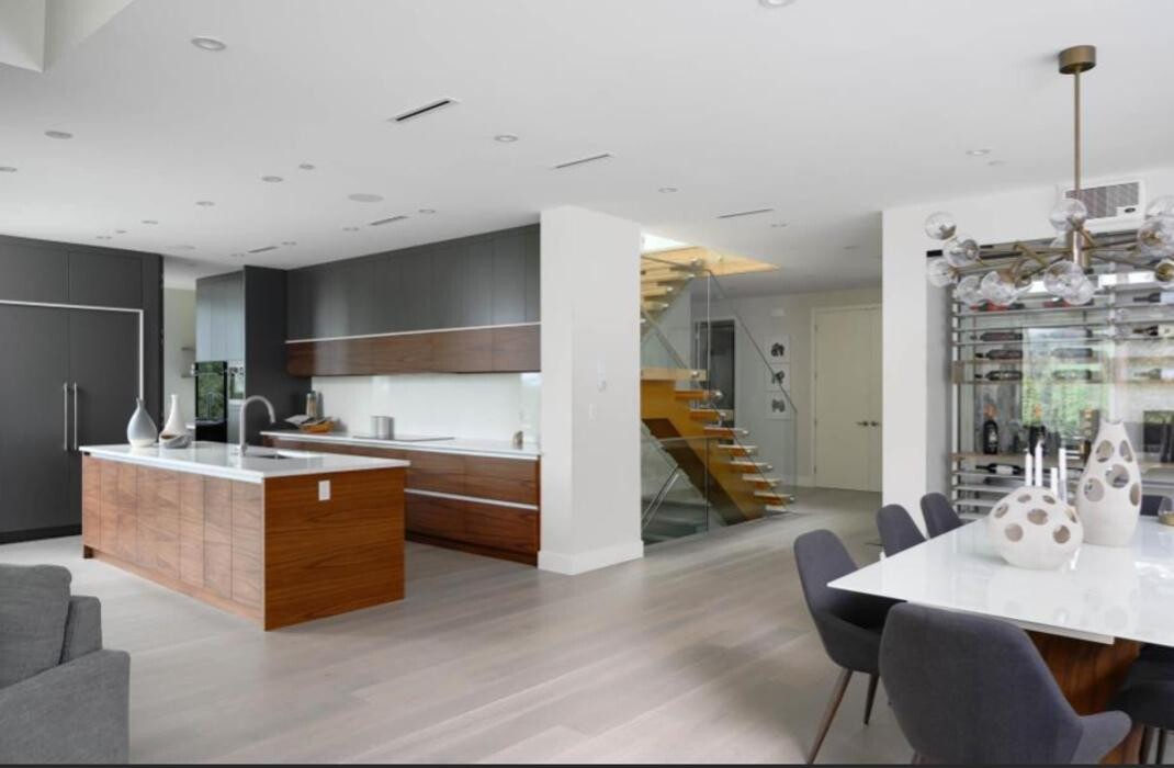 Images Karim Bhatia: Royal Lepage-Sussex Rlty West Vancouver B,C. V7V1K9