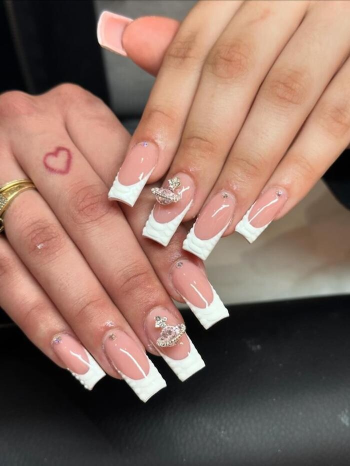 Images Leo Nail Lash Lounge