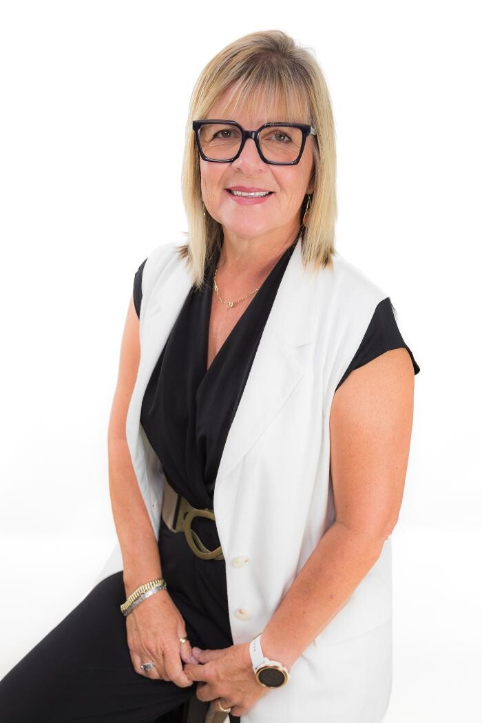 Images Yvonne Steer Realtor Elgin Realty