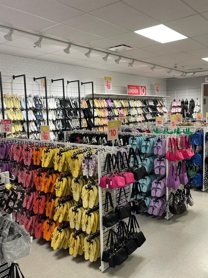 Images Ardene Liquidation Store