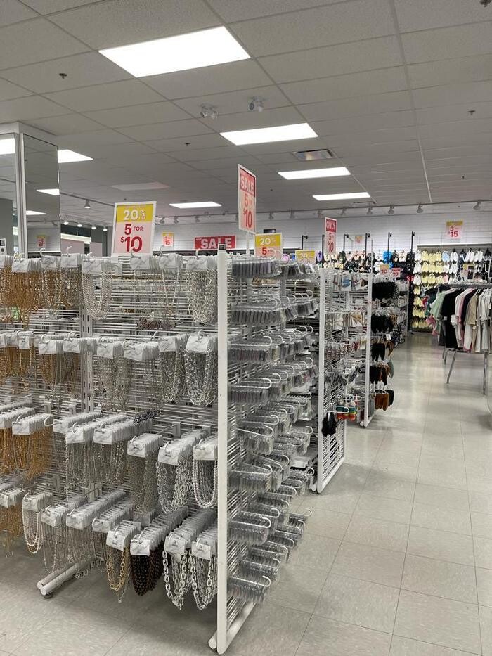 Images Ardene Liquidation Store