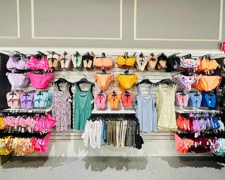 Images Ardene Liquidation Store