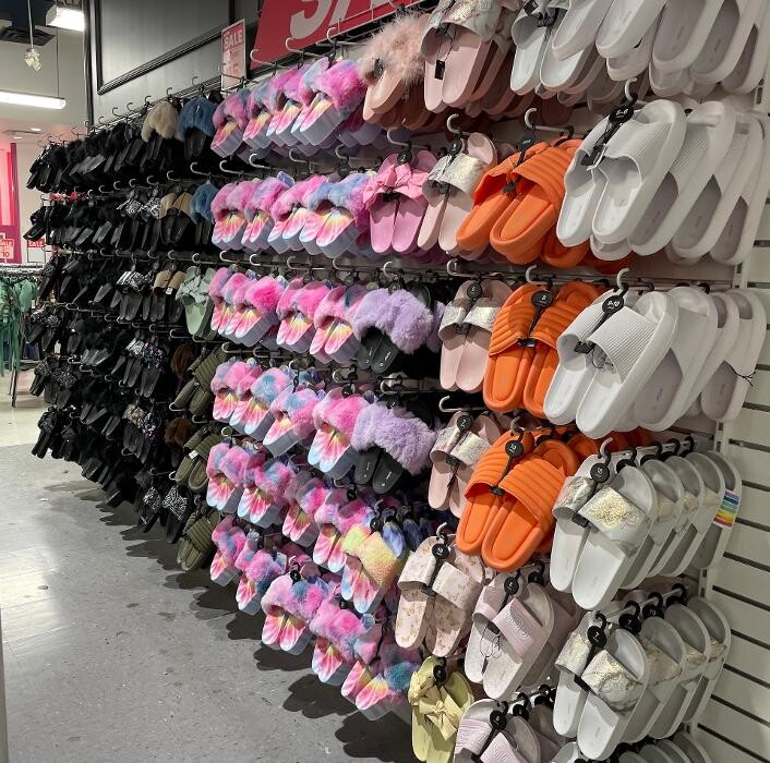 Images Ardene Liquidation Store