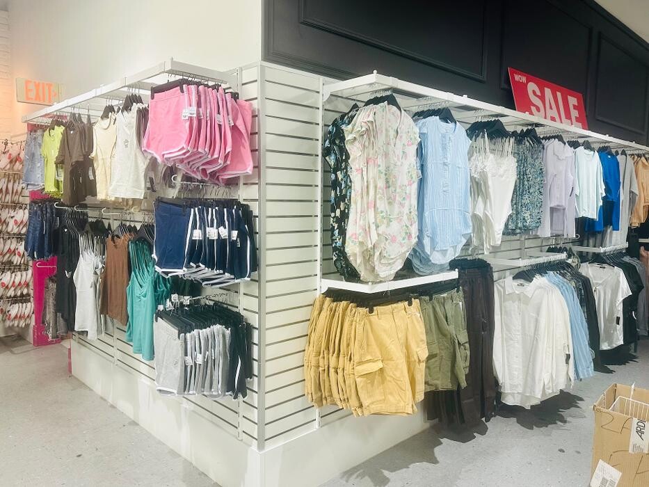 Images Ardene Liquidation Store