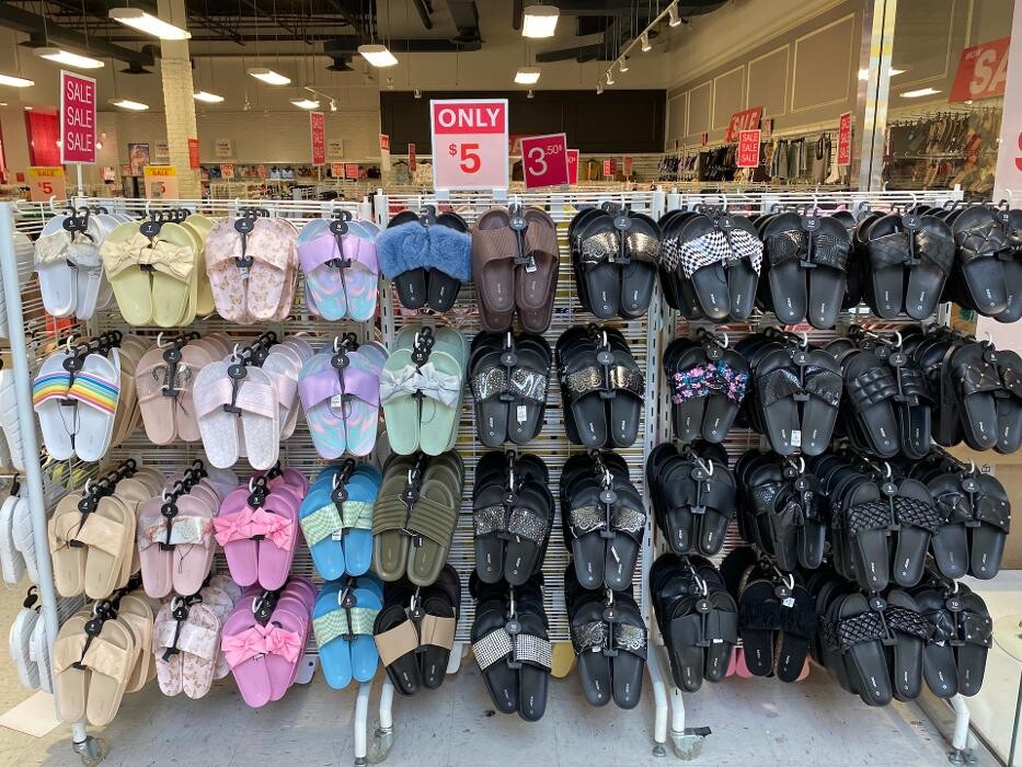 Images Ardene Liquidation Store