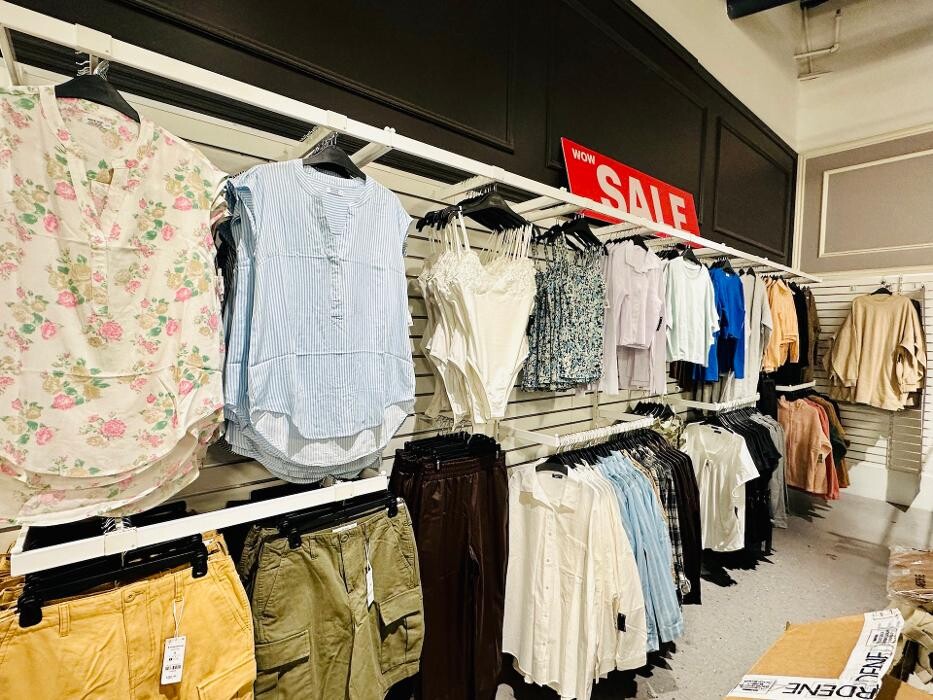 Images Ardene Liquidation Store