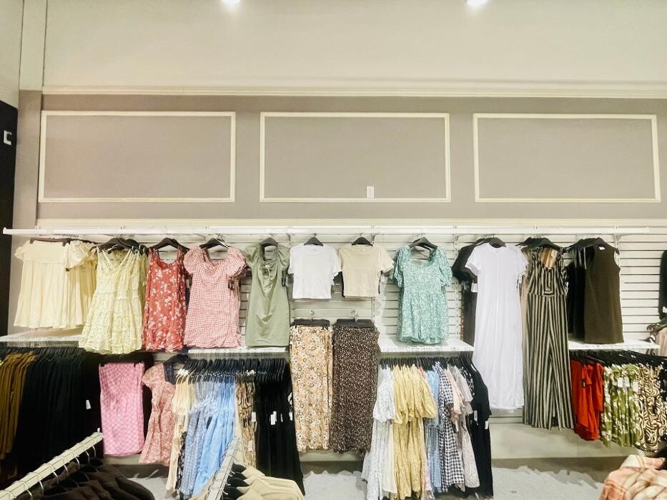 Images Ardene Liquidation Store