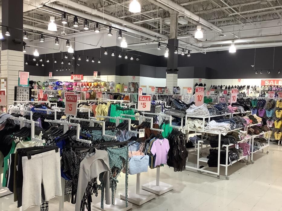 Images Ardene Liquidation Store