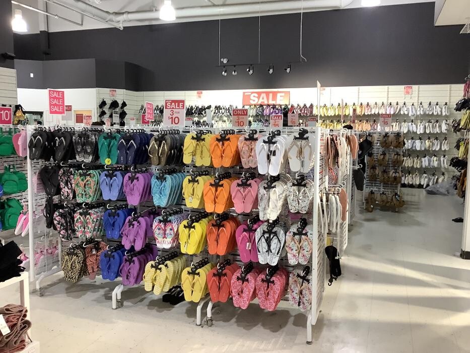 Images Ardene Liquidation Store