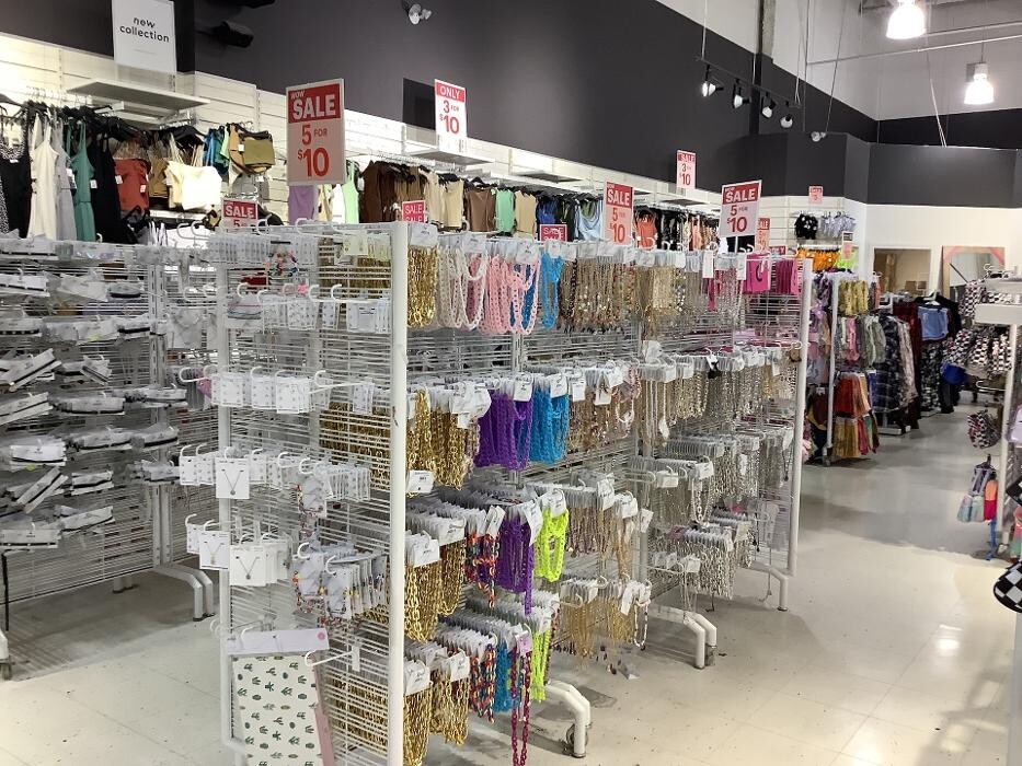 Images Ardene Liquidation Store