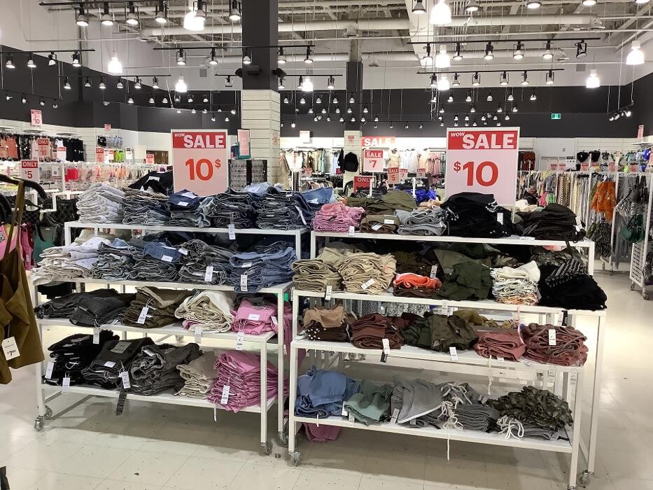 Images Ardene Liquidation Store