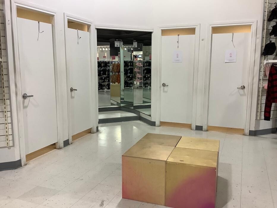 Images Ardene Liquidation Store