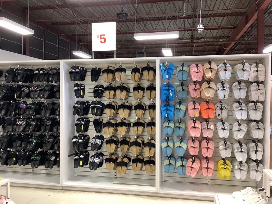 Images Ardene Liquidation Store