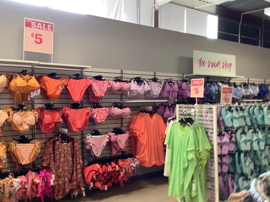 Images Ardene Liquidation Store
