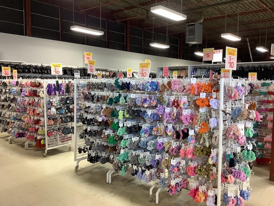 Images Ardene Liquidation Store