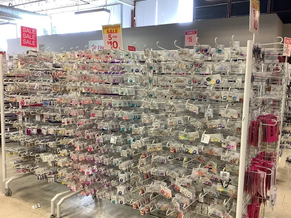 Images Ardene Liquidation Store