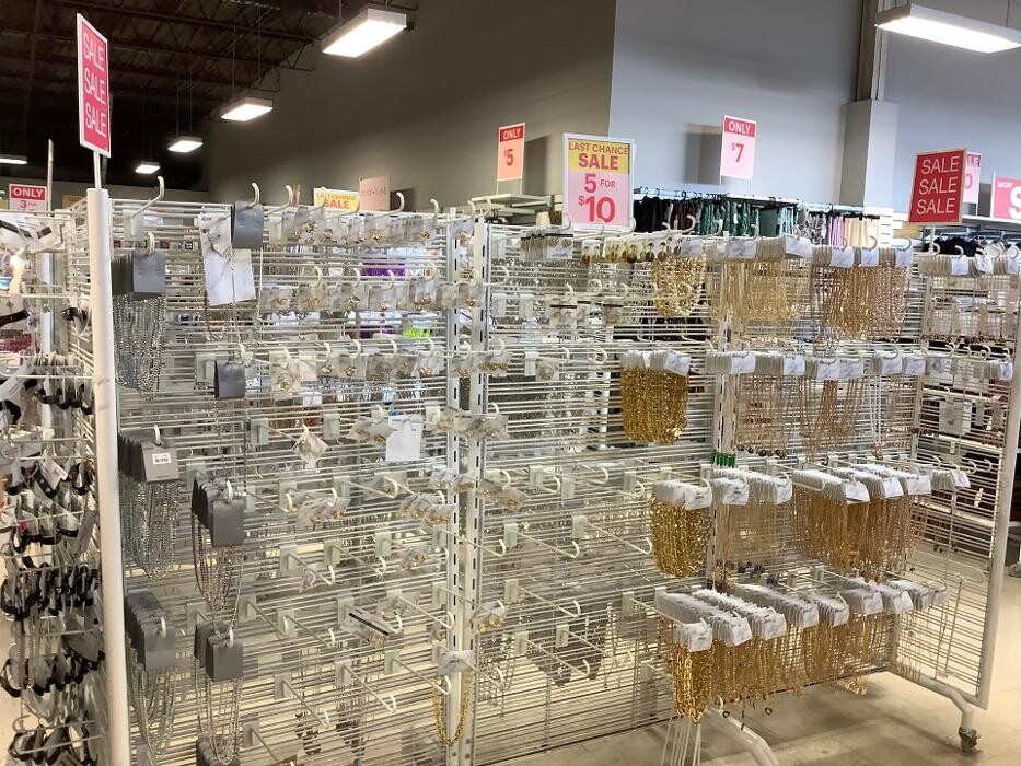 Images Ardene Liquidation Store