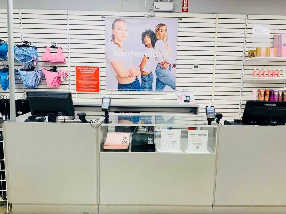 Images Ardene magasin de liquidation