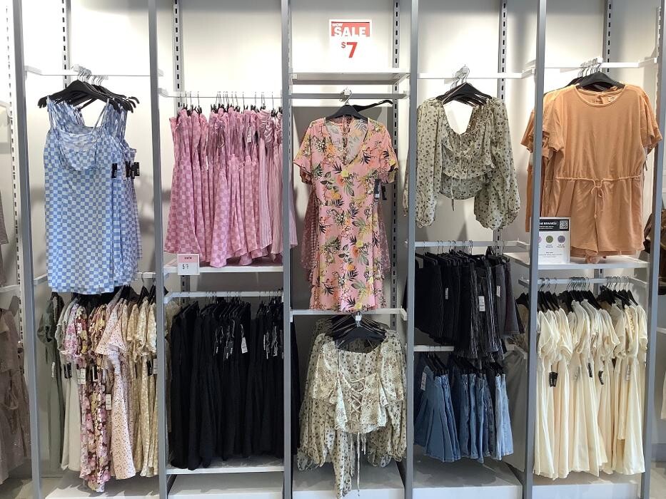 Images Ardene Liquidation Store