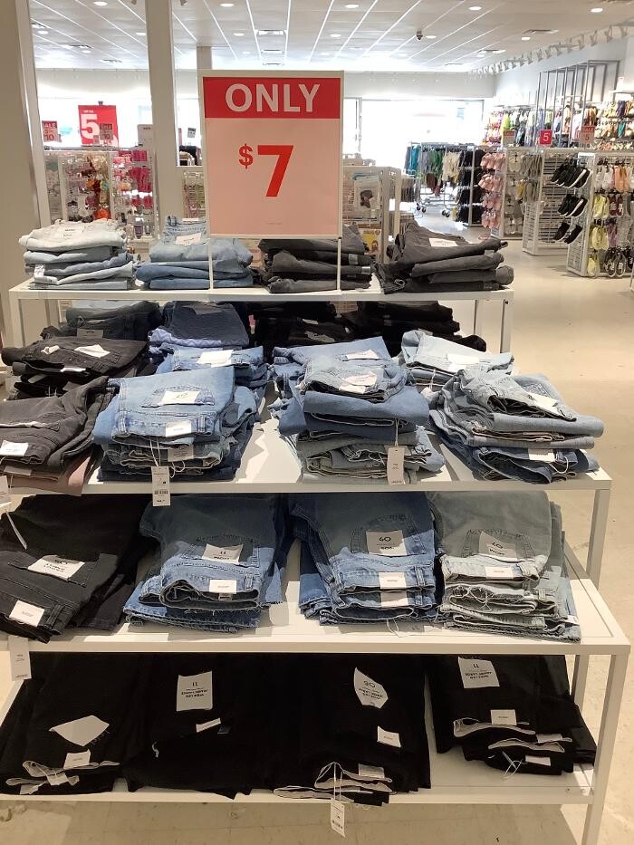 Images Ardene Liquidation Store