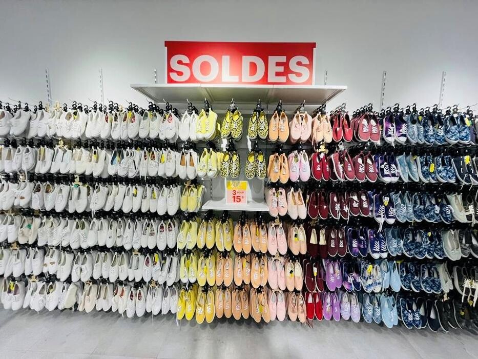 Images Ardene magasin de liquidation