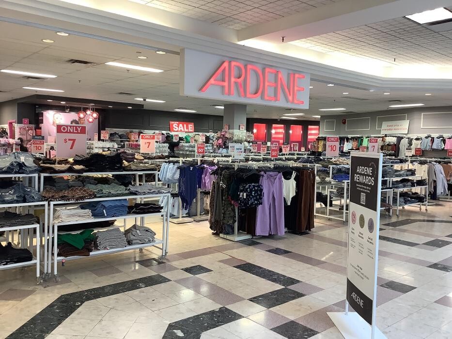 Images Ardene Liquidation Store