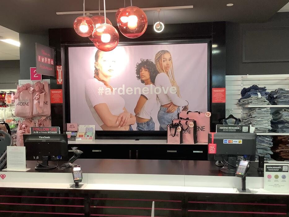 Images Ardene Liquidation Store