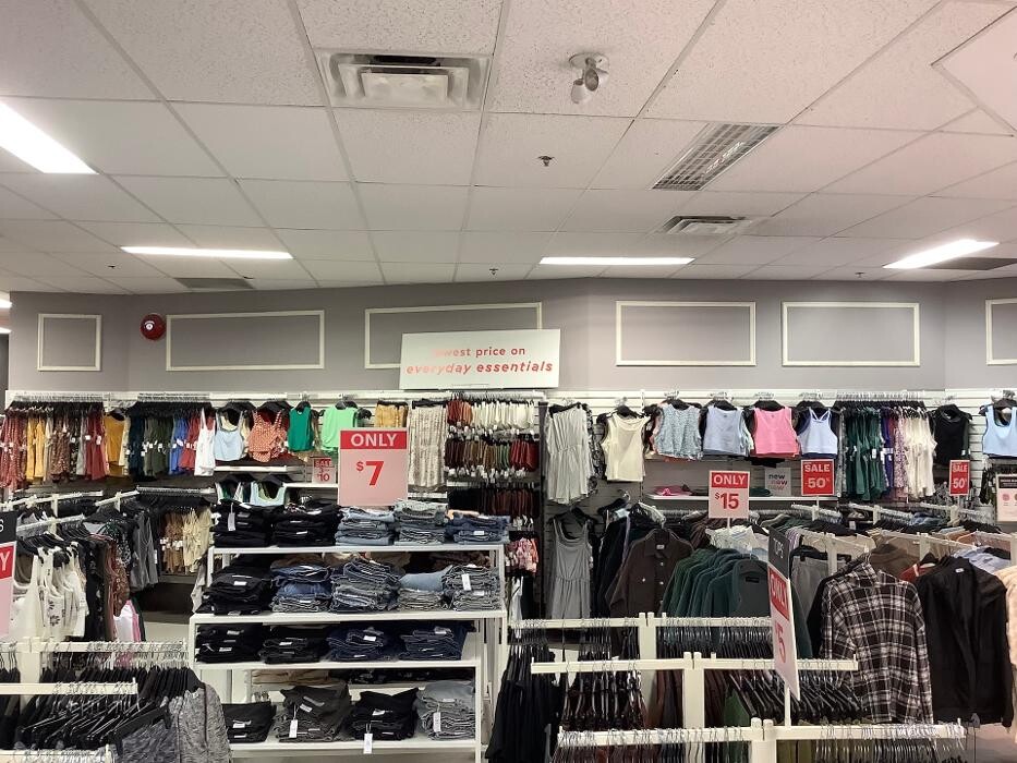 Images Ardene Liquidation Store