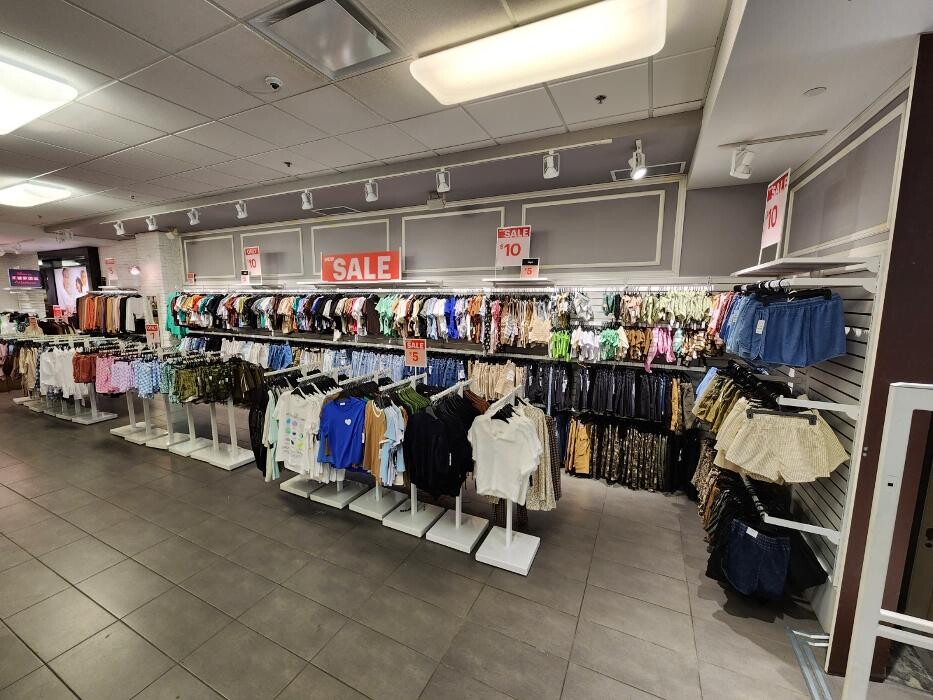 Images Ardene Liquidation Store