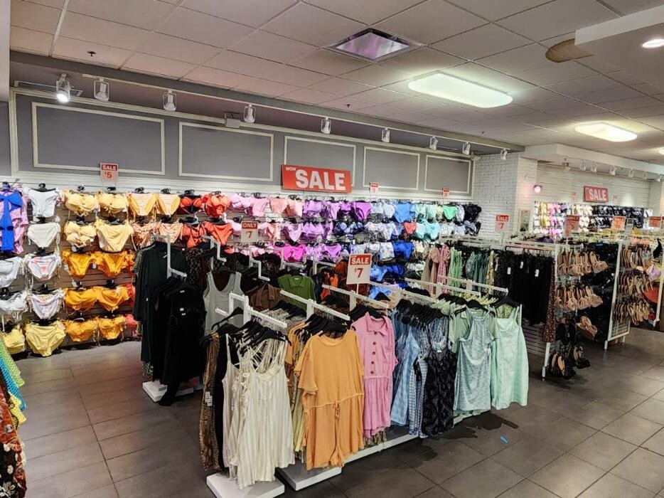Images Ardene Liquidation Store