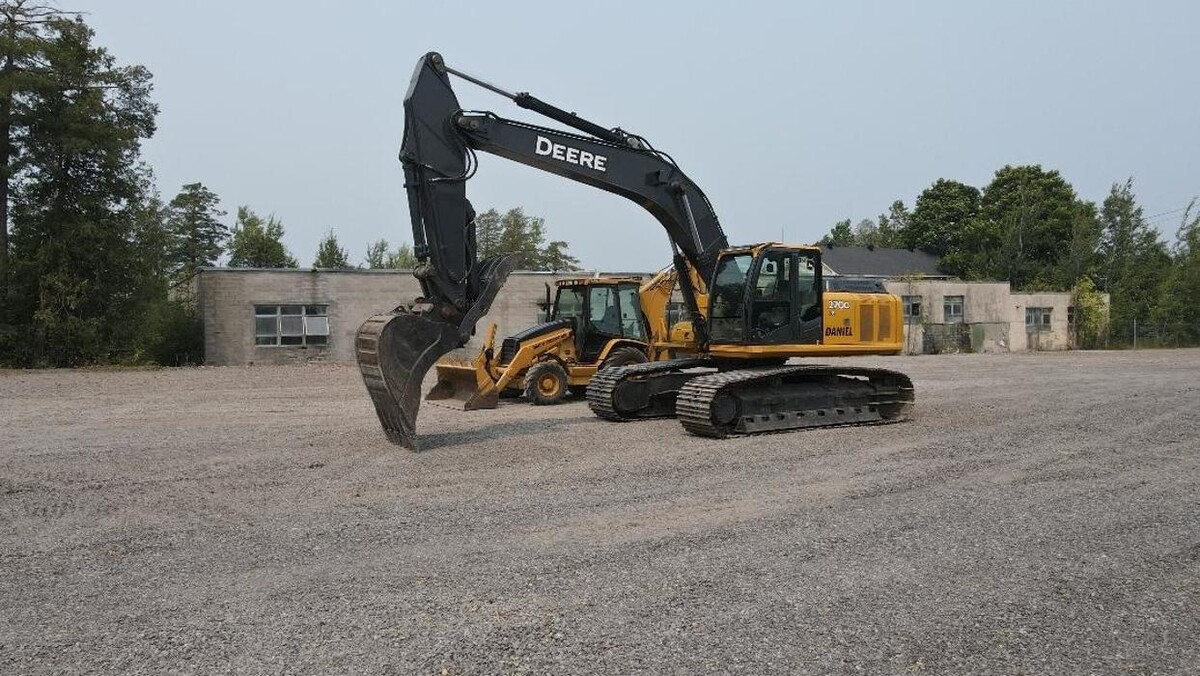 Images Daniel Excavating