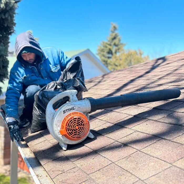 Images Gutter Cleaning - MK Universal - Mississauga / Peel Region