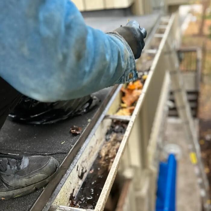 Images Gutter Cleaning - MK Universal - Mississauga / Peel Region