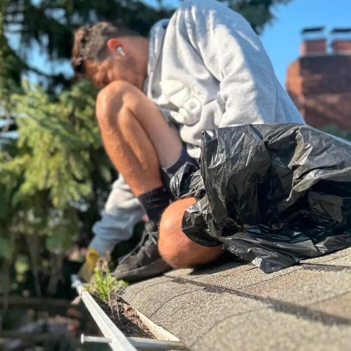 Images Gutter Cleaning - MK Universal - Mississauga / Peel Region