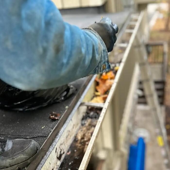 Images Gutter Cleaning - MK Universal - Mississauga / Peel Region