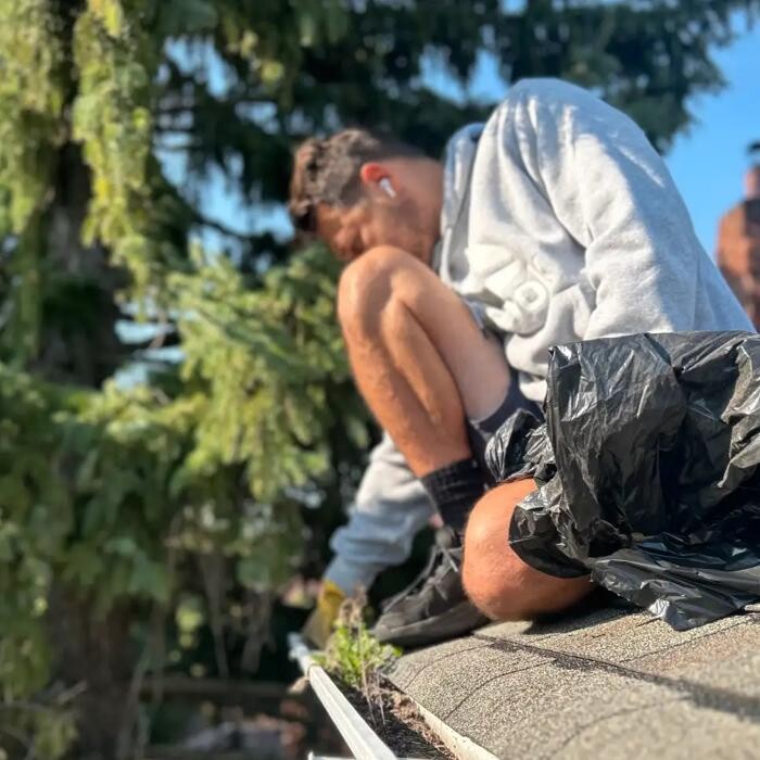 Images Gutter Cleaning - MK Universal - Mississauga / Peel Region