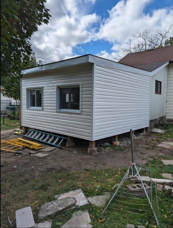 Images Canadian Grizzly Renovations Inc.